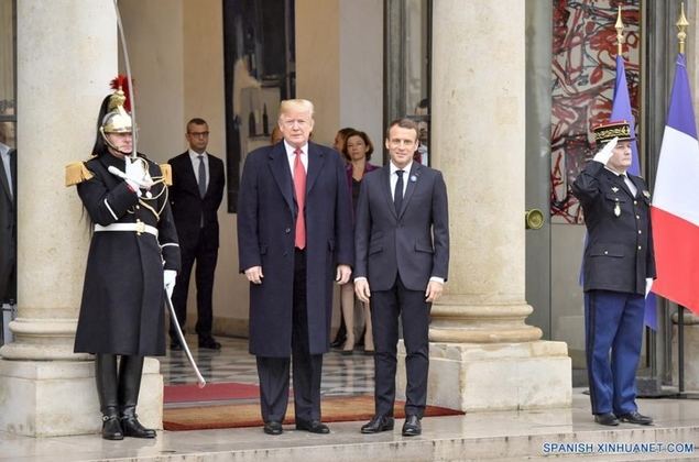El presidente de Francia, Emmanuel Macron (c, d), posa con el presidente de Estados Unidos, Donald Trump (c-i), en el Palacio del Elíseo en París, Francia, el 10 de noviembre de 2018. En la víspera del centenario del armisticio de la Primera Guerra Mundial, el presidente de Francia, Emmanuel Macron, se reunió el sábado con el presidente de Estados Unidos de visita, Donald Trump, después que este solicitó más justicia en la cooperación de seguridad con Europa. (Xinhua/Chen Yichen)