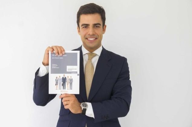 Juan Gonzalo Ospina, autor de “El abogado líder”, posando con su libro.