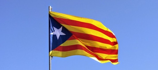 La estelada, que no es una bandera oficial, ha ido sustituyendo poco a poco al verdadero símbolo de los catalanes, que es la senyera constitucional.