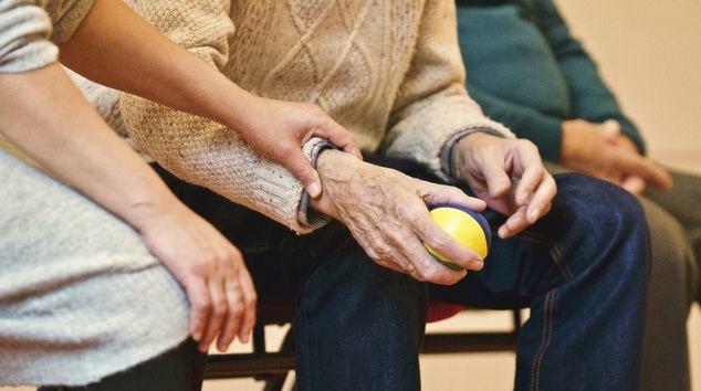 La demanda de atención a las personas dependientes crece un 25% durante la Navidad