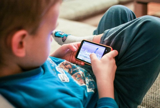 Cómo saber el mejor momento para darle un móvil a tu hijo
