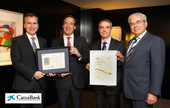 De izquierda a derecha: Rafael García Meiro, director general de AENOR; Gonzalo Gortázar, consejero delegado de CaixaBank; Bibiano Martínez, director ejecutivo adjunto a la Dirección General de Negocio de CaixaBank, e Ignacio Babé, secretario general del Club Excelencia en Gestión (CEG).