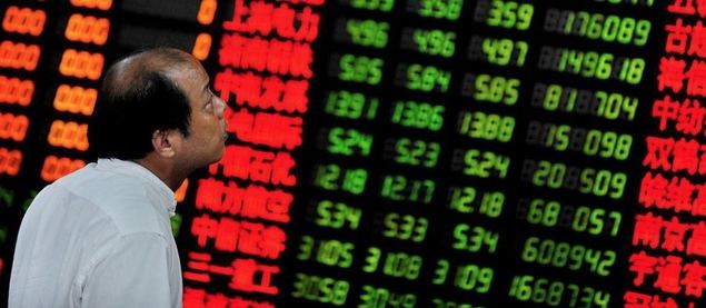 Un ejecutivo hace comprobaciones en un panel de la bolsa de Shanghái