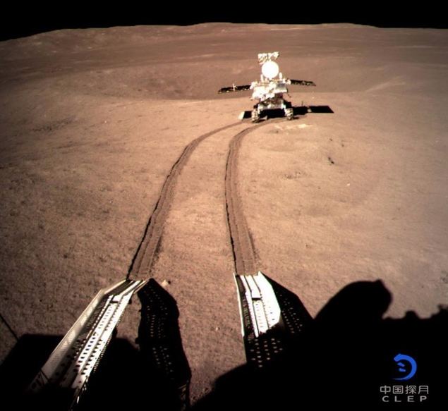 Imagen cedida por la Administración Espacial Nacional de China el 4 de enero de 2019, del explorador lunar de China, Yutu-2, en la ubicación preestablecida A en la cara oculta de la Luna. El explorador lunar Yutu-2 de China ha estado recorriendo la cara oculta de la Luna tras separarse del módulo de aterrizaje, y los dispositivos científicos en el módulo de aterrizaje y en el vehículo explorador están recabando datos actualmente, dijo el viernes en la noche la Administración Espacial Nacional de China (CNSA, por sus siglas en inglés). (Xinhua/Administración Espacial Nacional de China)