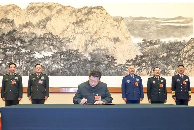 El presidente chino, Xi Jinping, también secretario general del Comité Central del Partido Comunista de China (PCCh) y presidente de la Comisión Militar Central (CMC), firma una orden de movilización para el entrenamiento de las fuerzas armadas, la primera orden de la CMC en 2019, en una reunión de la CMC celebrada en Beijing, capital de China, el 4 de enero de 2019. (Xinhua/Li Gang)