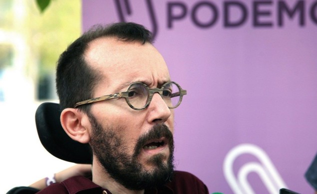 Vox se ha querellado contra Pablo Echenique, quien ha eludido dar explicaciones a la prensa.