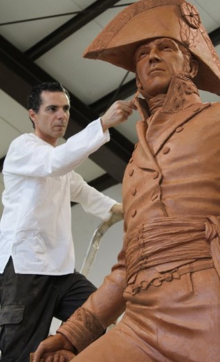 El escultor Salvador Amaya, en la imagen, ya ha colaborado en otras ocasiones con el pintor Augusto Ferrer-Dalmau, como la estatua de la imagen en honor del general Menacho, héroe de la Guerra de la Independencia.