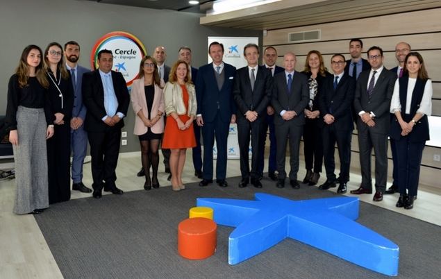 Jordi Gual, presidente de CaixaBank, con el equipo de la oficina de CaixaBank en Casablanca.