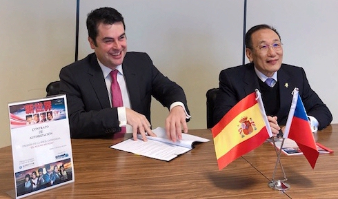 El representante de la República de China (Taiwán) en España, embajador José María Liu firma el acuerdo de colaboración con el presidente de Distrito TV, Jesús Ángel Rojo.