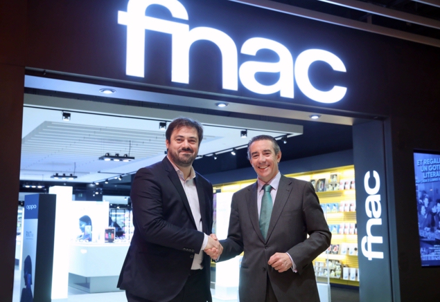 Enrique Martínez, director general del Grupo Fnac Darty, y Juan Antonio Alcaraz, director general de CaixaBank. Enrique Martínez, director general del Grupo Fnac Darty, y Juan Antonio Alcaraz, director general de CaixaBank.