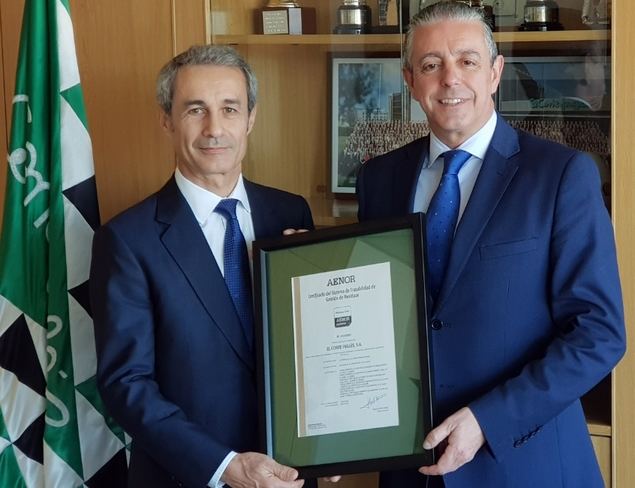 En la imagen, Javier Esteban, Director Regional de El Corte Inglés Galicia-Asturias, y Martín Pita, Director de AENOR para la región Atlántica.