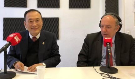En la foto, el embajador de Taiwán, José María Liu, junto al Editor-Director de El Mundo Financiero, José Luis Barceló, durante un momento de la entrevista en RadioYa.