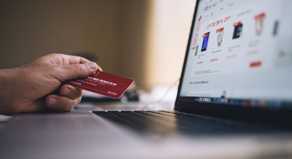 ¿Existen comisiones en las casas de apuestas o plataformas digitales para la inversión?