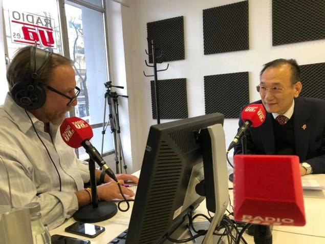 En la imagen, el Director de RadioYa.es, Javier García Isac, junto al Embajador de Taiwán, José María Liu, en el transcurso de la entrevista.