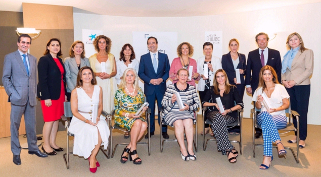 Gonzalo Gortázar, consejero delegado de CaixaBank, con un grupo de finalistas del Premio Mujer Empresaria 2018.