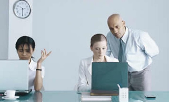 Cerca del 70% de los empleados oculta a su jefe su actividad en redes sociales