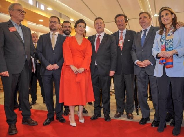 Manuel Juliá, director de FENAVIN; César Corcho, director banca de empresas en Castilla-La Mancha y Extremadura; Pilar Zamora, alcaldesa de Ciudad Real; Emiliano García-Page, presidente de Castilla-La Mancha; Luis Cabanas, director ejecutivo de Banca de Empresas de CaixaBank; Luis Planas, ministro de Agricultura, Pesca y Alimentación en funciones; e Isabel Moreno, directora territorial de CaixaBank en Castilla-La Mancha y Extremadura.