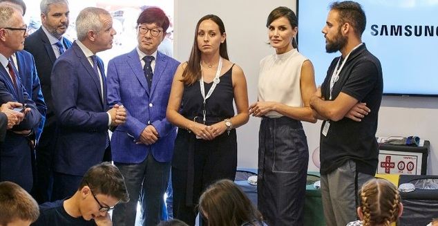 S.M la Reina Letizia visita el pabellón de contenidos digitales de Samsung en la inauguración de la Feria del Libro 2019