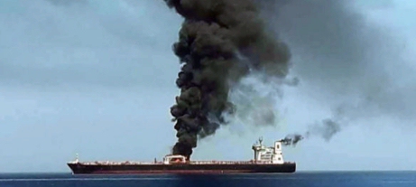 Una columna de humo sale de uno de los petroleros atacados en el golfo de Omán.