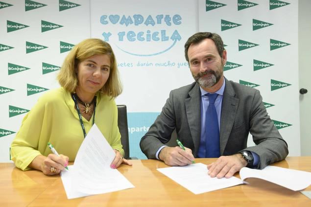 En la foto, Guadalupe Corzo, responsable de compras de juguetes y videojuegos de El Corte Inglés y José Antonio Pastor, de la Asociación Española de Fabricantes de Juguetes.