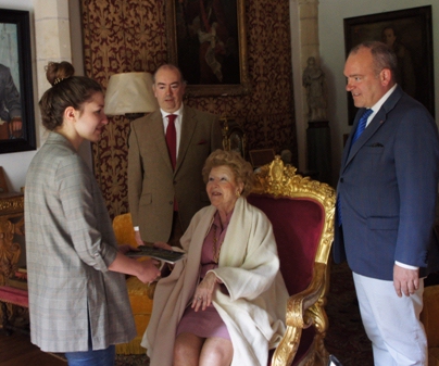 Madame Béatrice de Andia Elio y Talleyrand Perigord, hija del Duque de Dino y nieta del último Duque de Talleyrand, recibió a cada uno de los 'Embajadores', uno a uno, para conocer personalmente a cada joven, preguntó por sus gustos personales así como por el rol de cada uno de ellos en el proyecto de renovación del Parque del Príncipe Alexander en el Palacio de Zatonie (Lubuski, Polonia). Cada joven presentó sus credenciales como “embajadores” del Premio Renacimiento.
