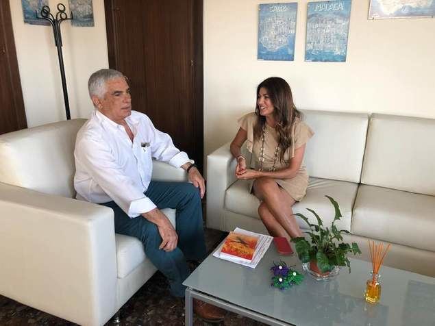 Nuria Rodríguez Cubero y Miguel Briones recibieron a Francisco Torres, impulsor del Servicio de Atención al Turista Extranjero