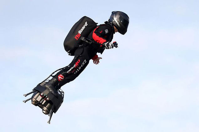 Las toberas a reacción del 'hombre volador' francés van ajustadas a una plataforma adosada a los pies y en la mochila lleva el combustible que permite unos 15 kilómetros de autonomía. Una mochila muy peligrosa, si tenemos en cuenta que va cagada con queroseno. Por otra parte, en ambos casos se ha obviado incorporar algún tipo de paracaídas, ya que han sobrevolado a una altura de unos 15 o 20 metros.
