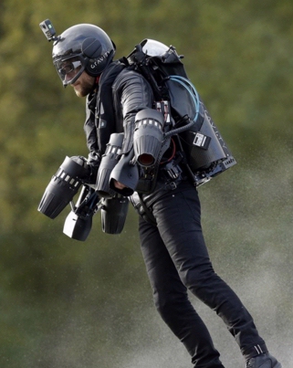 Las toberas del 'hombre volador' británico se acoplan sobre los brazos, permitiendo dirigir la ruta.