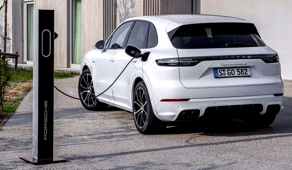 El Porsche Cayenne más potente es un híbrido enchufable con 550 CV con motor de gasolina y 136 CV del motor eléctrico