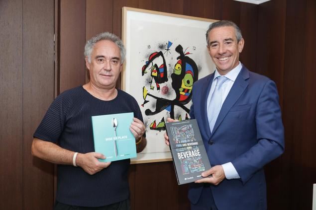 Juan Antonio Alcaraz, director general de CaixaBank, y Ferran Adrià, presidente de elBullifoundation, muestran las dos guías elaboradas conjuntamente por ambas compañías –Mise and Place (2016) y Food and Beverage (2018)- para impulsar la innovación en el sector de la restauración.