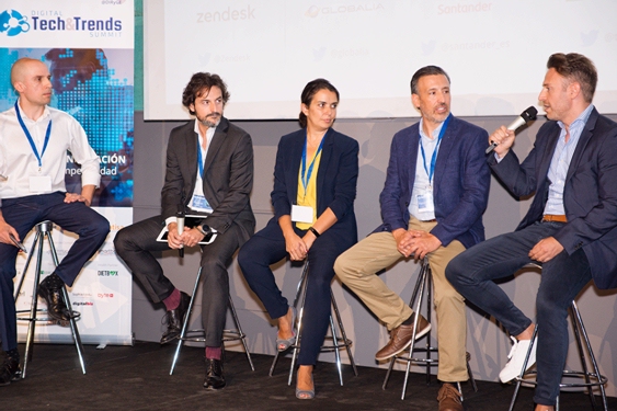 De izquierda a derecha: Guillermo Prieto, Territory Manager de Zendesk; José Carlos Díaz Lacaci, Director General de Transformación de Globalia; Begoña Pancorbo, Head of Innovation, NBM and eCommerce de Santander España Merchant Services; Miguel Ángel López de Blas, Founder & CEO de tudecora.com y Miguel Ángel Domínguez Mielgo, Senior E-CRM & DATA Manager de Pernod Ricard, en la mesa de debate 'Innovación y Tecnología: factores de competitividad empresarial'.