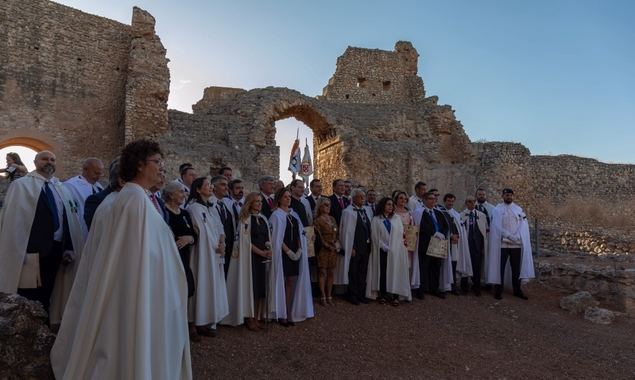 Los Caballeros de Calatrava La Vieja junto a los homenajeados, en el viejo Castillo de Calatrava.