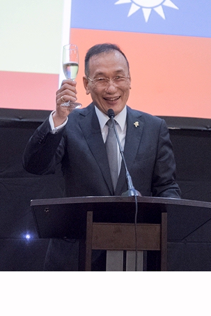 El embajador de Taiwán en España, José María Liu, brindando con motivo de la Fiesta Nacional de su país.