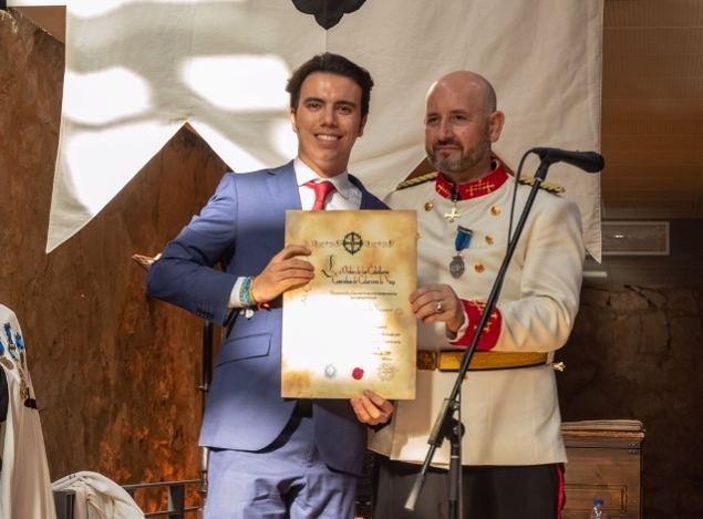 A la izquierda, Gonzalo Barceló recoge la Medalla al Mérito Profesional de Pedro Carriazo, que preside la hermandad de caballeros.