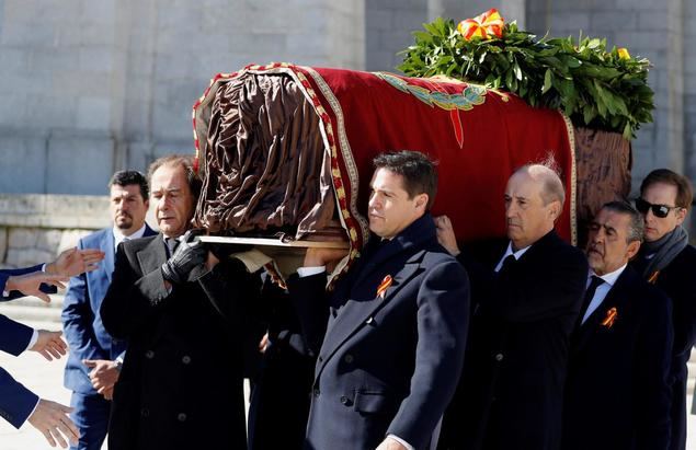 Los restos mortales de Su Excelencia el Jefe del Estado, Don Francisco Franco Bahamonde, durante su traslado fuera de la Basílica del Valle de los Caídos. En primer plano, Su Alteza Don Luis Alfonso de Borbón. 