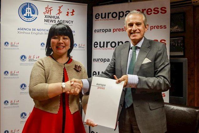 El presidente de Europa Press, Asís Martín de Cabiedes, y Junwei Feng, responsable de la Agencia de Noticias Xinhua de China en España, firman un acuerdo de colaboracion. (EUROPA PRESS/ RICARDO RUBIO)