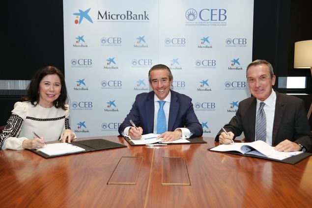 De izquierda a derecha, Rosa María Sánchez-Yebra, vicegobernadora del CEB; Juan Antonio Alcaraz, director general de CaixaBank; y Juan Carlos Gallego, presidente de MicroBank.