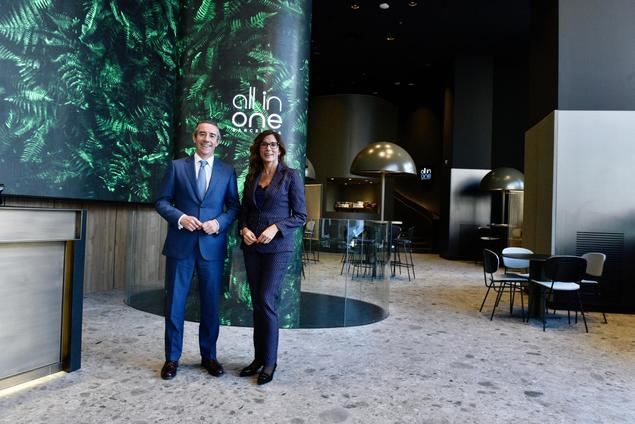 uan Antonio Alcaraz, director general de CaixaBank, y María Alsina, directora territorial de CaixaBank en Barcelona.