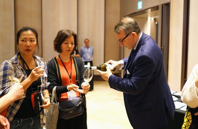 El público taiwanés prueba varios vinos de España. (Foto del Ministerio de Relaciones Exteriores)