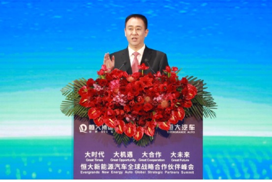 Hui Ka Yan, presidente del Grupo Evergrande de China, pronuncia un discurso de tónica en la cumbre, el 12 de noviembre.