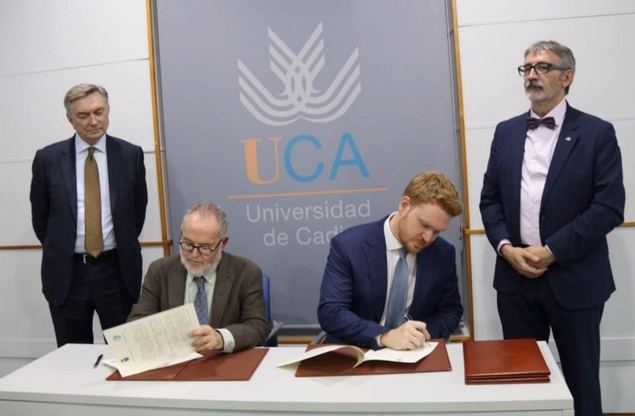 De pie, de izquierda a derecha, el Embajador de Rusia en España, Yuri Korchagin, y el Rector de la Universidad de Cádiz, Sr. Francisco Piniella.