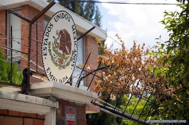 Imagen del 30 de diciembre de 2019 de la Embajada de México, en la ciudad de la Paz, Bolivia. La cancillería de México instruyó a la embajadora mexicana en Bolivia, María Teresa Mercado, que regrese al país, luego de que el gobierno interino de Bolivia apoyado por la oposición la declaró persona 'non grata'. (Xinhua/Meagan Hancock)
