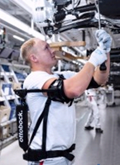 Audi prueba con éxito un innovador exoesqueleto en una línea de montaje