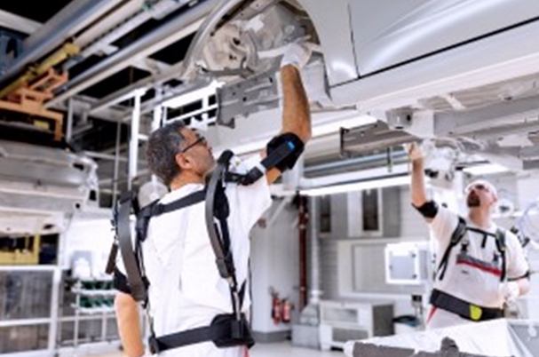 Audi prueba con éxito un innovador exoesqueleto en una línea de montaje