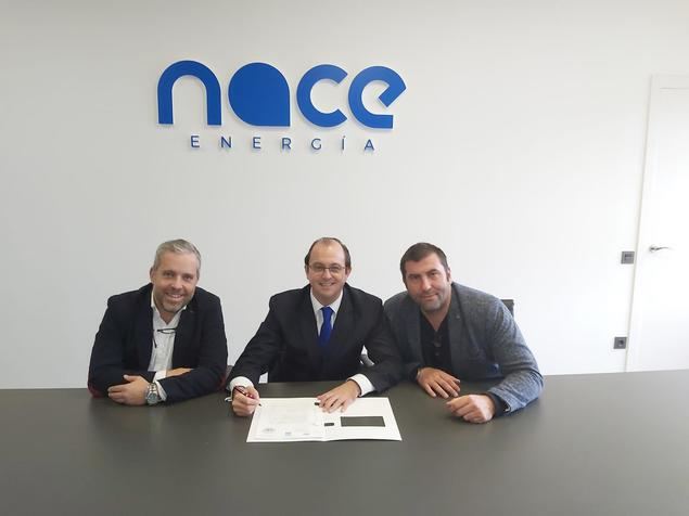 Pablo Abejas, Jaime Jaquotot i Álex Ortega en el momento de la firma.