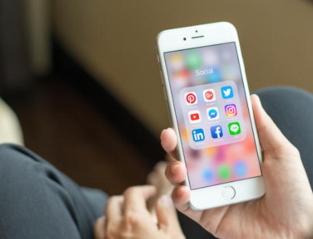 Uno de cada tres españoles dedica al menos tres semanas al año a las redes sociales, pero comparten contenido en menos de la mitad de sus perfiles