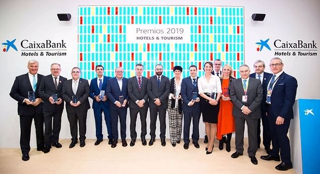 Ganadores de los Premios CaixaBank Hotels&Tourism, acompañados de Manuel Giménez Rasero, consejero de Economía, Empleo y Competitividad de la Comunidad de Madrid, y del equipo de CaixaBank Hotels&Tourism.