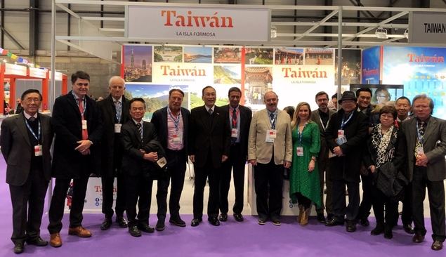 En el centro, el embajador de Taiwán en España, Exmo. Sr. D. José María Liu, acompañado de diversas personalidades y periodistas, entre ellos el director dela cadena RadioYa, Javier García Isac, y el Editor-Director de El Mundo Financiero, José Luis Barceló.