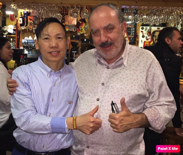 Chen, propietario de Bar Oliva, junto a José Luis Barceló.