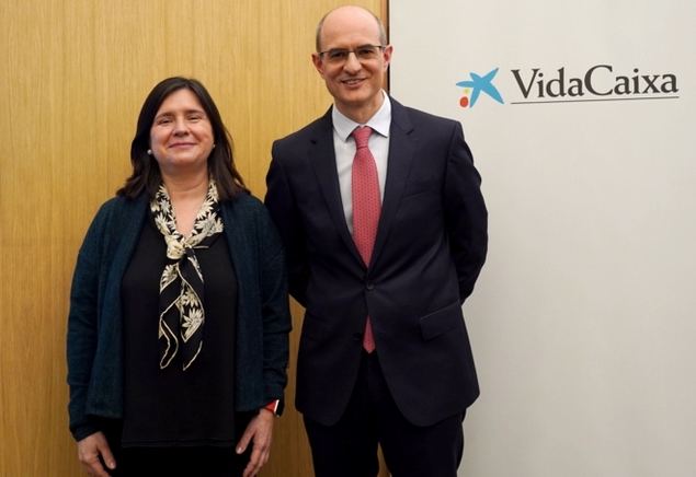 De derecha a izquierda: Javier Valle, consejero director general de VidaCaixa, y Carmen Gimeno, directora general adjunta de VidaCaixa.